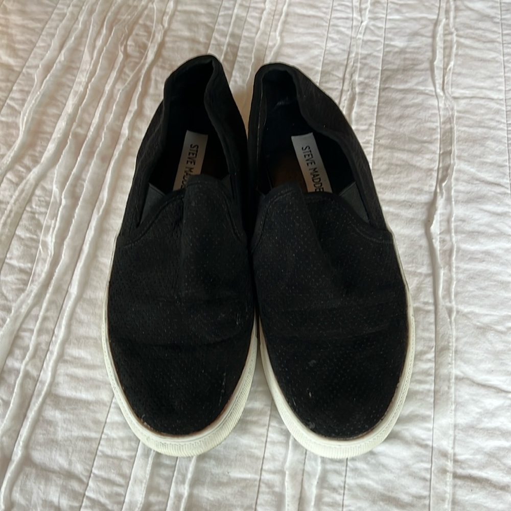 Women’s Steve Madden slip on shoe.